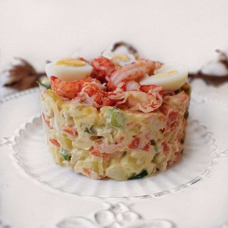 Оливье для дорогих гостей: готовим классический салат с самыми изысканными ингредиентами