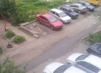 Суворий водій і велосипед (2 фото)