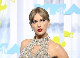 Чому шанувальники дивляться збоку на те, як Тейлор Свіфт погано вчасно знялася в режимі головної героїні з Сабріною Карпентер