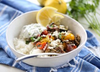 Курка по-грецьки з овочами на деку: проста та смачна вечеря