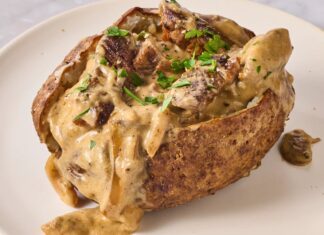 Яловичина Строганов у запеченій картоплі: вдосконалення улюбленої страви