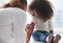 Суперечливі рекомендації щодо вакцинації: розбіжності між педіатрами та CDC щодо графіку до 2026 року