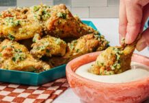 Хрусткі курячі крильця з часником і пармезаном: переваги аерофритюрниці