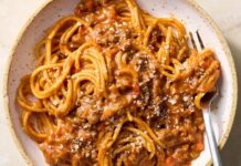 Однокаструльний Болоньєзе з Гочуджаном: Найсмачніша Вечеря за Кілька Хвилин