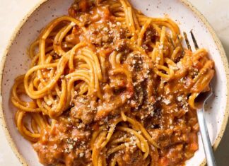 Однокаструльний Болоньєзе з Гочуджаном: Найсмачніша Вечеря за Кілька Хвилин