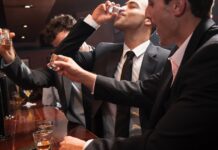 Чому чоловіки рідше втручаються, коли інші чоловіки поводяться погано, і що це говорить про мужність