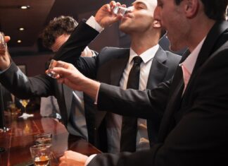 Чому чоловіки рідше втручаються, коли інші чоловіки поводяться погано, і що це говорить про мужність