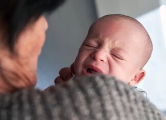 Дозвіл Конфліктів між Батьками та Бабусями/Дідусьми: Чому “Битви за Маля” Так Поширені