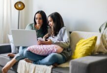 Generation Gap: Rodiče a dospívající se liší v roli AI v každodenním životě