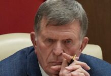 Il senatore del Tennessee minaccia il giornalista, sottolineando la crescente violenza politica