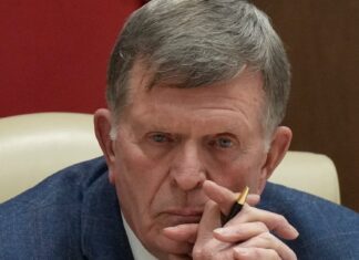 Сенатор із Теннессі Погрожує Журналісту, підкреслюючи Зростання Політичного Насильства