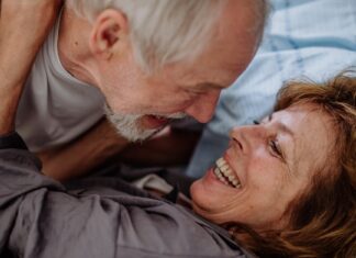 Секс Після 70: Розвінчуючи Міфи та Приймаючи Реальність