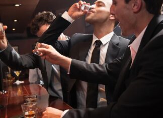 Чоловіки частіше проявляють цю поведінку, коли інші чоловіки моторошні. Причина показова.