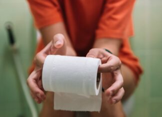 Тривале Сидіння в Туалеті Пов’язано з Підвищеним Ризиком Геморою