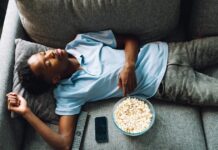 Чому так багато хто засинає під час перегляду телевізора: Пояснення Фахівця зі Сну
