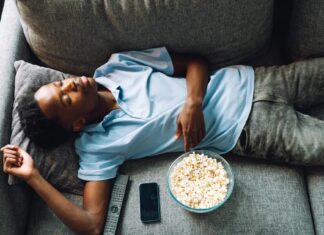 Чому так багато хто засинає під час перегляду телевізора: Пояснення Фахівця зі Сну