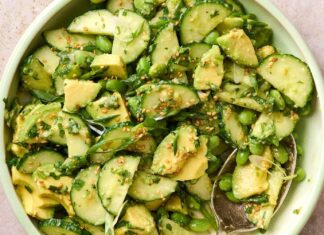 Освіжаючий салат з огірком та авокадо під місо-заправкою «розумами»