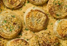 Simplicité élevée : une version moderne des oignons à la crème classiques