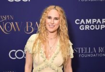 Rumer Willis difende l’allattamento al seno prolungato tra le critiche online