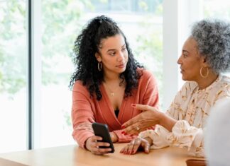 Невидима праця дочок заради благополуччя сім’ї