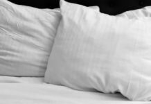 L’intimità potrebbe essere il segreto per dormire meglio? Un nuovo studio esplora la connessione