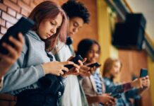 Divisão digital: como a raça e o gênero moldam a experiência dos adolescentes nas mídias sociais