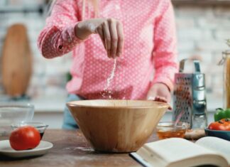 Як врятувати страву: перевірені способи виправити пересолену їжу