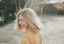 15 façons d’impressionner les hommes : un guide sur la confiance, le maquillage et les bonnes manières